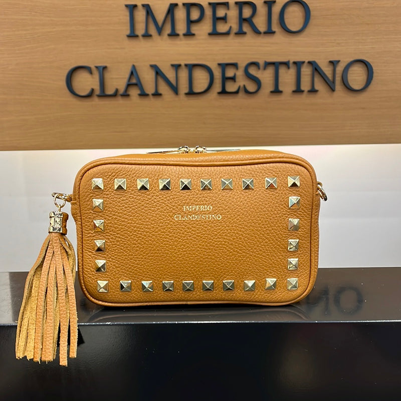 Bolso Wanda Tachas  Oro Piel Camel