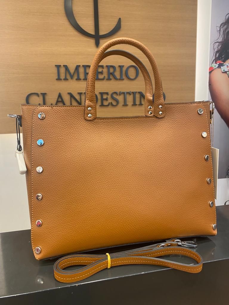 Bolso Shopping Tachas Piel Camel